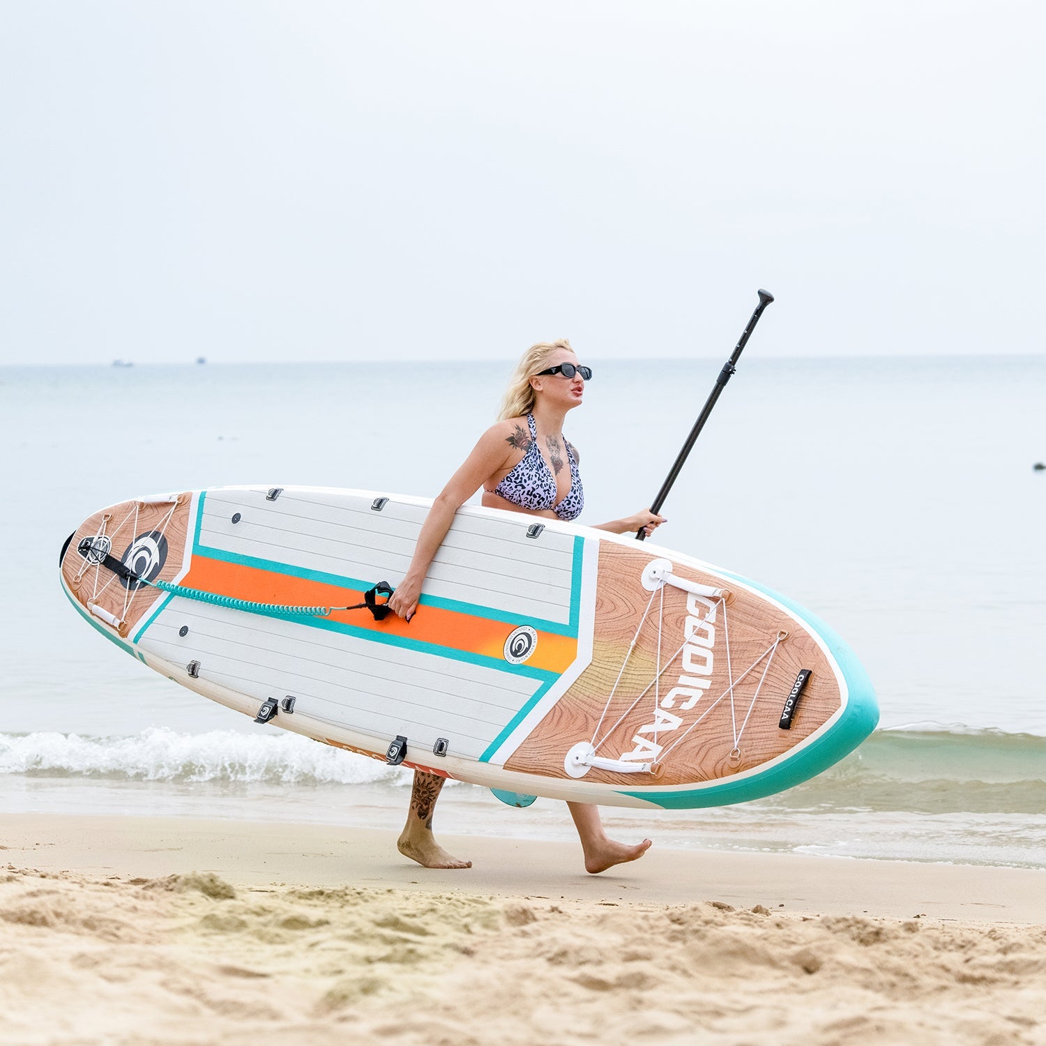 play paddle boards at beaches is the best choice in summer