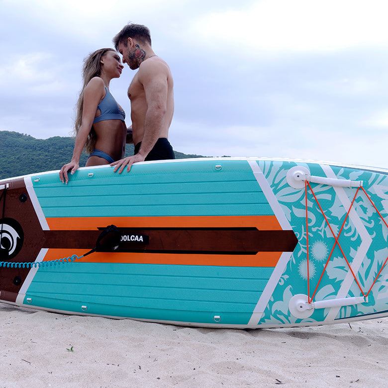 play paddle board with girl friend