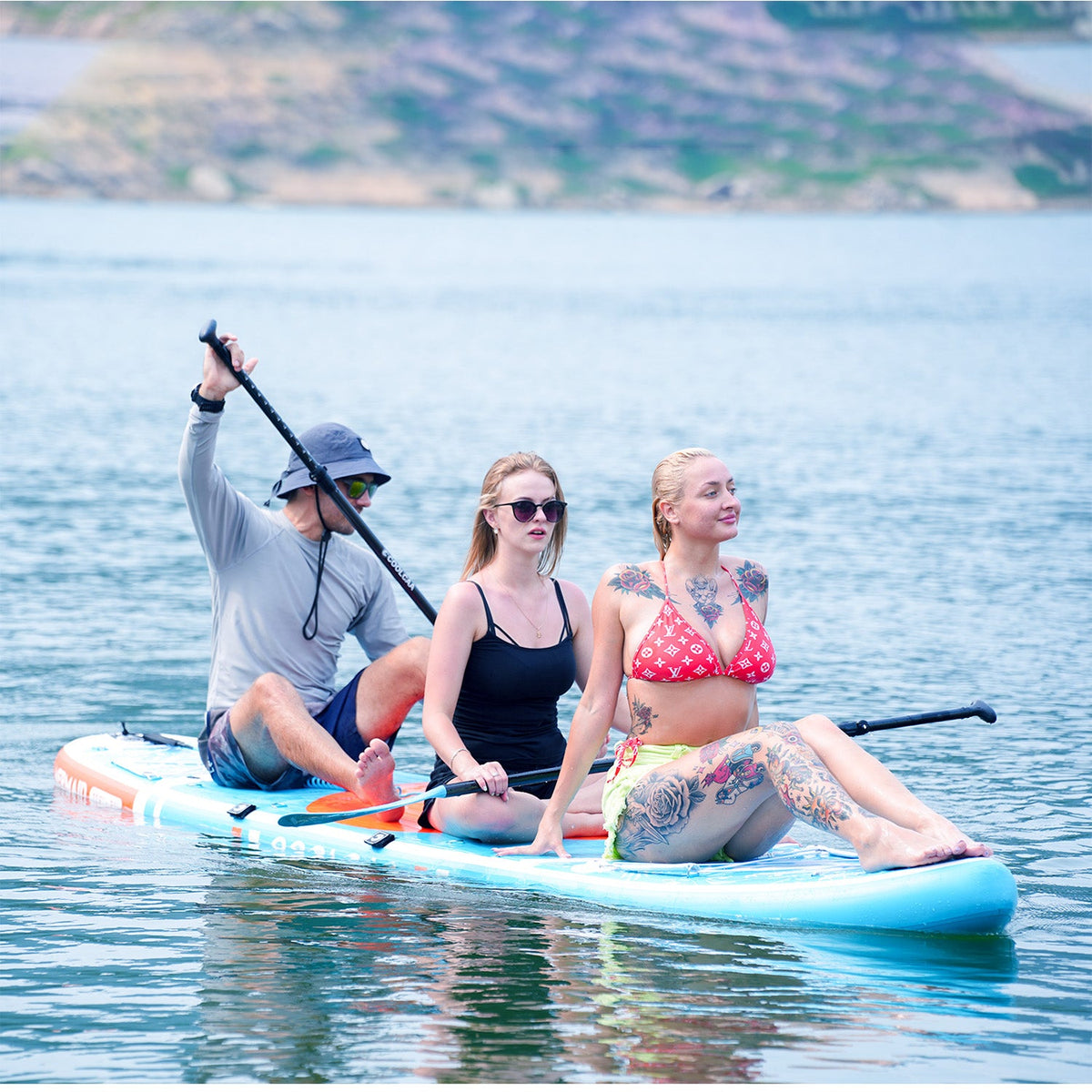 play paddle board with friends